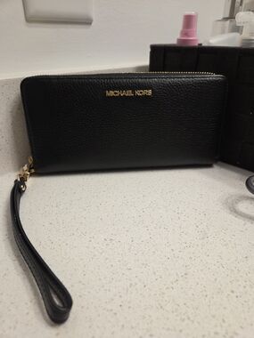 MICHAEL KORS Black Leather Zip Wristlet